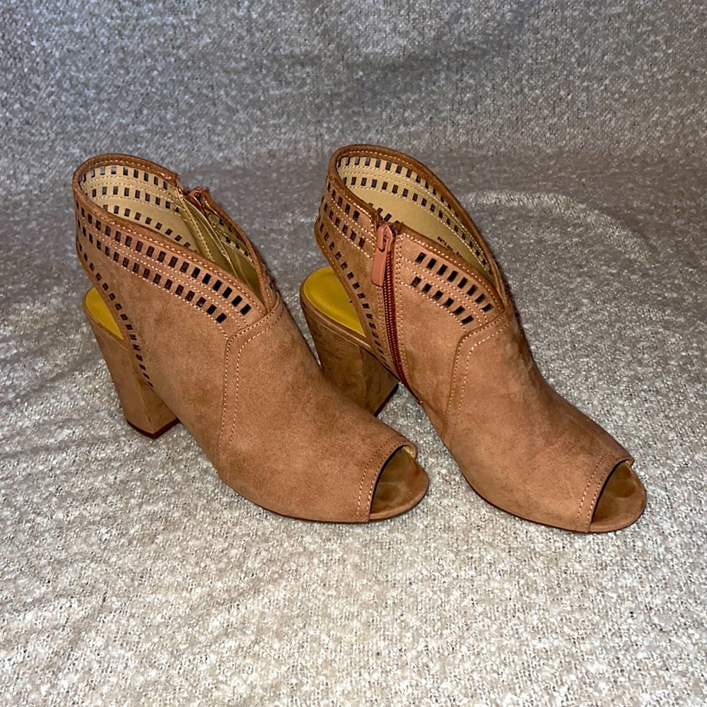 Women’s Francesca’s nude peep toe booty